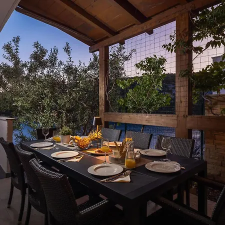 Six-bedroom In Vinišće