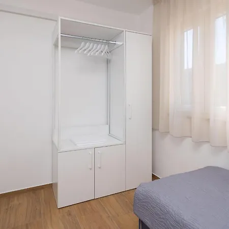 Six-bedroom In Vinišće