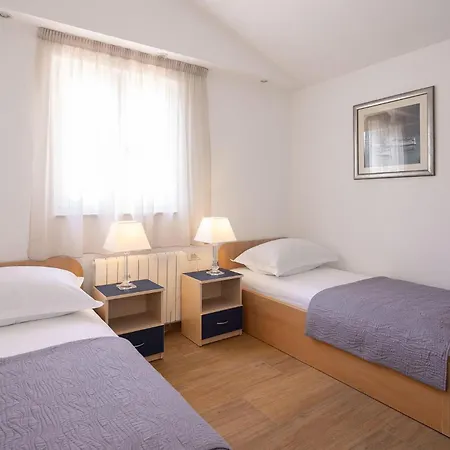 Ferienhaus Six-bedroom In Vinišće